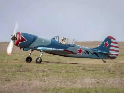 退役飞机：YAK-50特技表演飞机